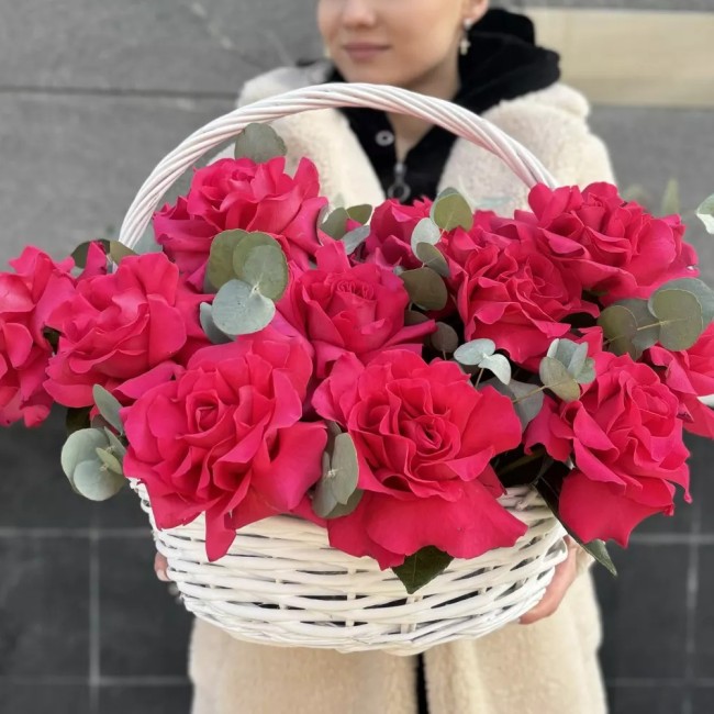 Букет цветов "Корзина из малиновых французских роз"